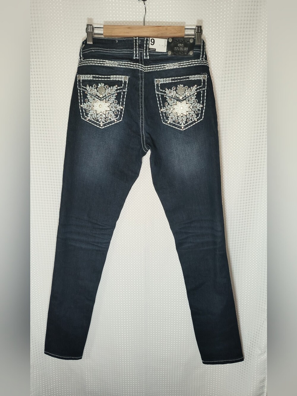 Dark Wash Mid-rise Skinny Jeans with Contrast Stitching. Embellished Size 9